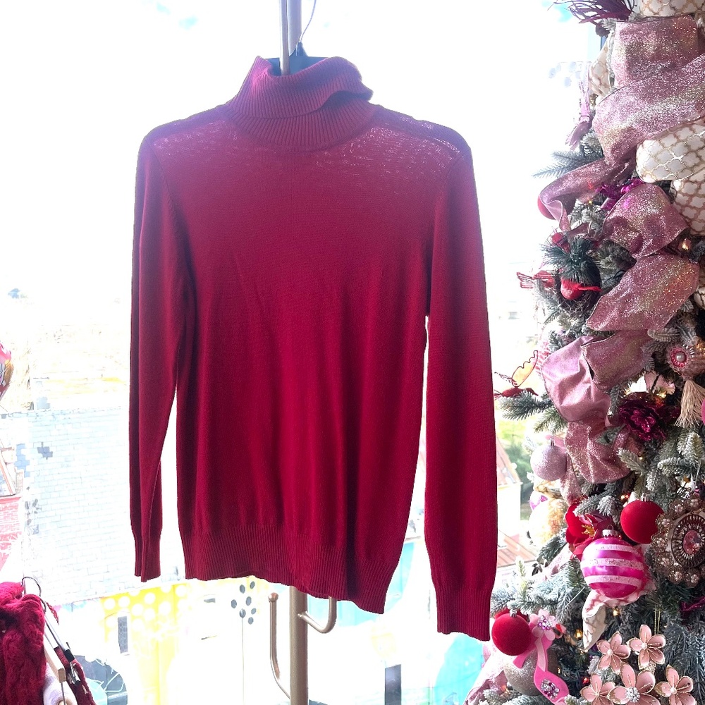 Red Tuttle Neck